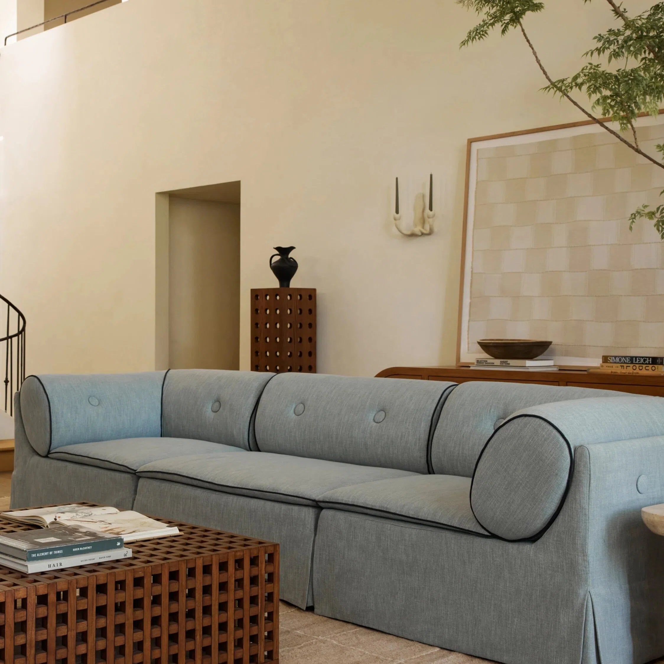 Divano in tessuto con finiture in perfetto contrasto