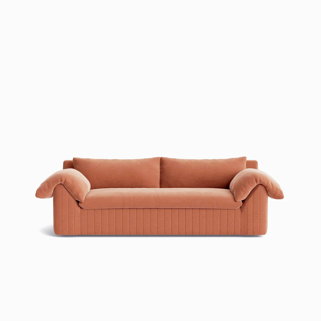 Un divano con braccioli plissettati artistici