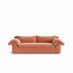 Un divano con braccioli plissettati artistici