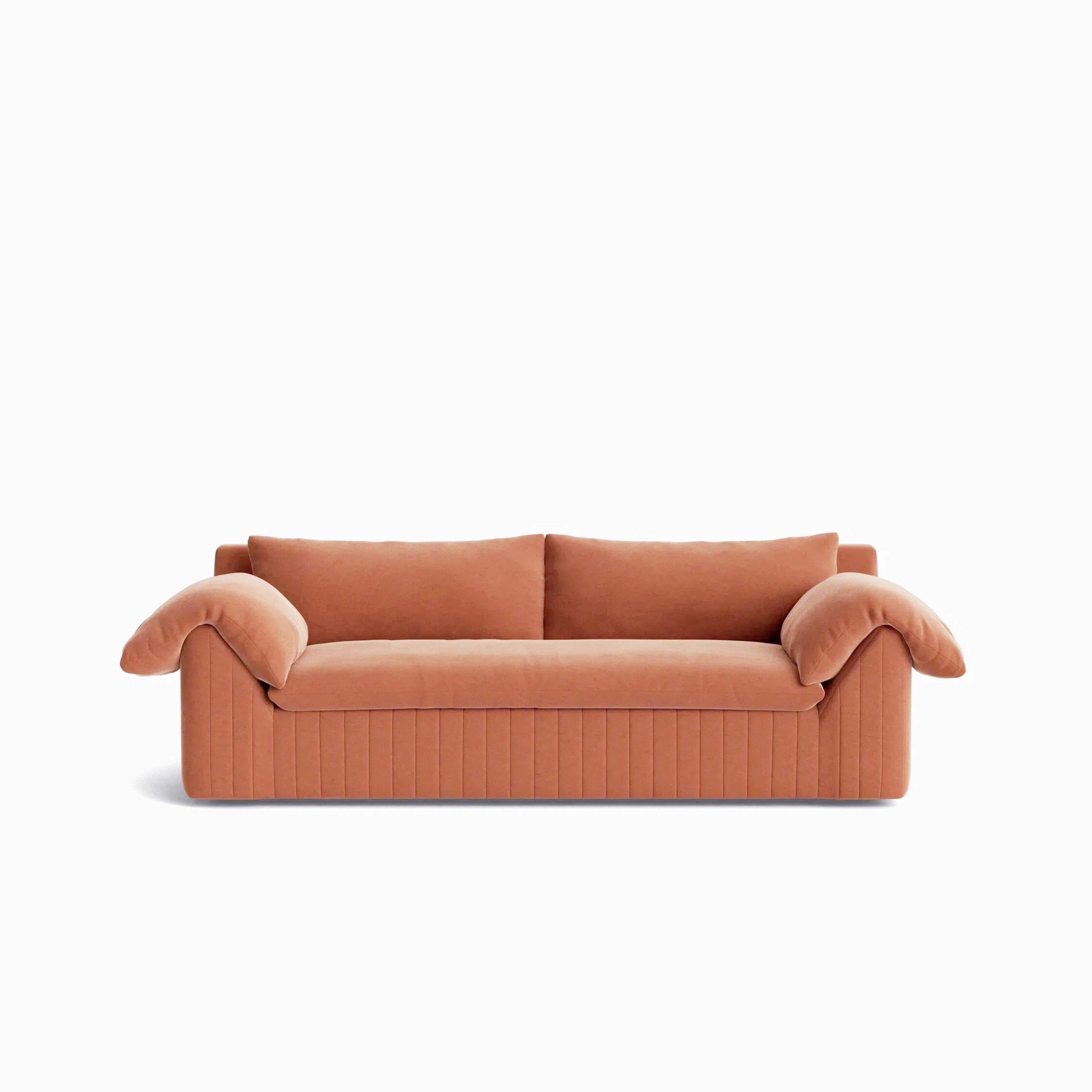 Un divano con braccioli plissettati artistici