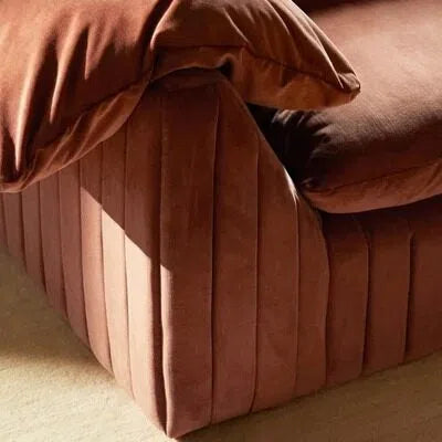 Un divano con braccioli plissettati artistici