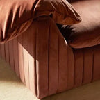 Un divano con braccioli plissettati artistici