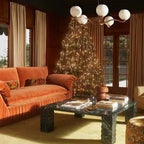 Un divano con braccioli plissettati artistici