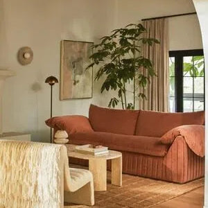 Un divano con braccioli plissettati artistici