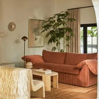 Un divano con braccioli plissettati artistici